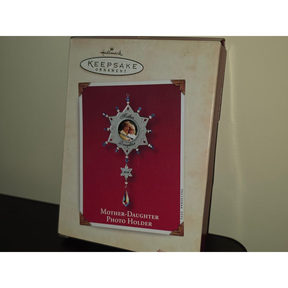 (D) 2002 Hallmark "MOTHER‎ & DAUGHTER" Photo Holder Keepsake Christmas Ornament